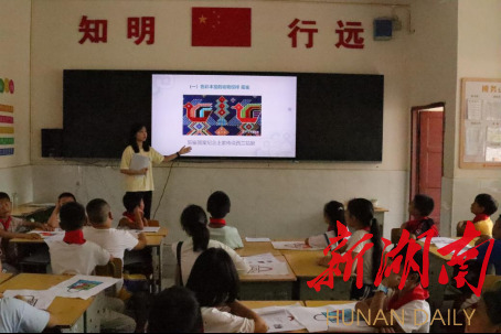 买球赛的十大平台美术学院绘梦队开展土家织锦调研活动 买球赛的十大平台美术学院绘梦队开展土家织锦调研活动