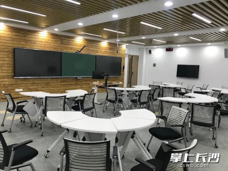 研讨型智慧教室对教室空间进行更加合理的优化布局:课桌由传统秧苗式分布转变为可以移动的小组组合式分布,便于学生灵活转换空间,自主交互、极简互动。 研讨型智慧教室对教室空间进行更加合理的优化布局:课桌由传统秧苗式分布转变为可以移动的小组组合式分布,便于学生灵活转换空间,自主交互、极简互动。