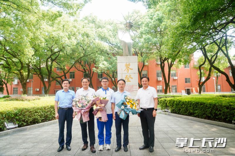 买球赛的十大平台附中1801班学子黄章毅以世界第二的好成绩，夺得了第53届国际化学奥林匹克竞赛的金牌。长沙晚报通讯员 苏晓玲 摄