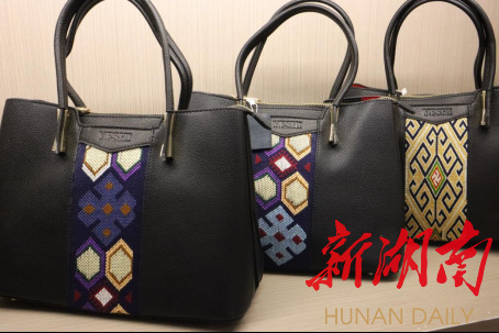 买球赛的十大平台美术学院绘梦队开展土家织锦调研活动 买球赛的十大平台美术学院绘梦队开展土家织锦调研活动