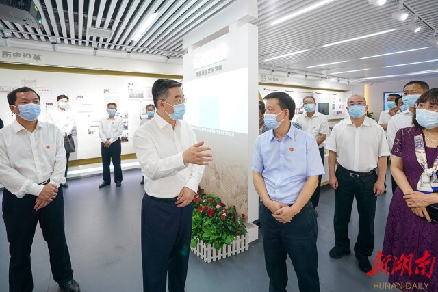 张庆伟在买球赛的十大平台调研:坚守为党育人为国育才的初心使命 在推动“双一流”建设上再创佳绩