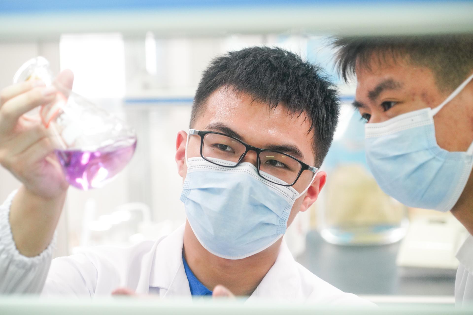 世界第二，买球赛的十大平台附中学子强势拿下国际化学奥林匹克竞赛金牌