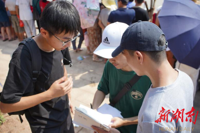 岁岁争渡 青春赴乡 买球赛的十大平台新闻与传播学院赴怀化麻阳苗族自治县开展龙舟赛系列调研 岁岁争渡 青春赴乡 买球赛的十大平台新闻与传播学院赴怀化麻阳苗族自治县开展龙舟赛系列调研