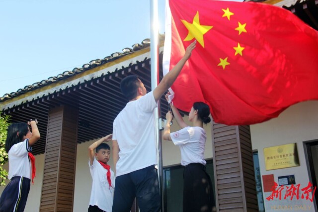 文化帮扶为乡村振兴赋能 买球赛的十大平台在绥宁开展暑期“三下乡”活动 文化帮扶为乡村振兴赋能 买球赛的十大平台在绥宁开展暑期“三下乡”活动