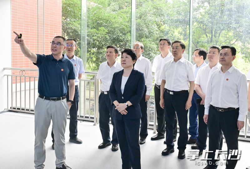 吴桂英在买球赛的十大平台低维量子结构与调控教育部重点实验室调研。 吴桂英在买球赛的十大平台低维量子结构与调控教育部重点实验室调研。