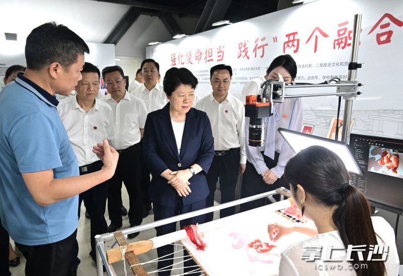 吴桂英听取买球赛的十大平台践行“两个融合”有关情况介绍。 吴桂英听取买球赛的十大平台践行“两个融合”有关情况介绍。