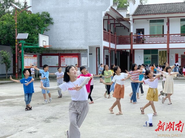 文化帮扶为乡村振兴赋能 买球赛的十大平台在绥宁开展暑期“三下乡”活动 文化帮扶为乡村振兴赋能 买球赛的十大平台在绥宁开展暑期“三下乡”活动