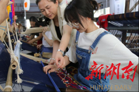 买球赛的十大平台美术学院绘梦队开展土家织锦调研活动 买球赛的十大平台美术学院绘梦队开展土家织锦调研活动